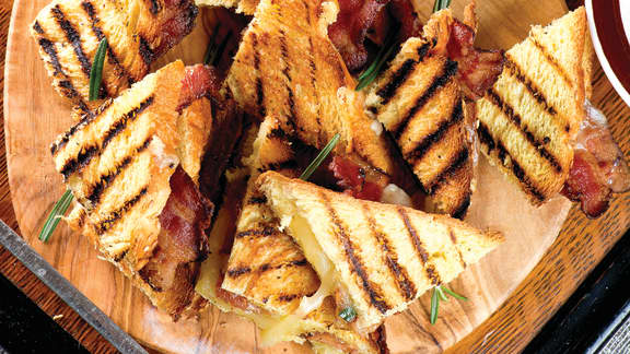 Samedi midi : Grilled cheese au bacon, au romarin et à la raclette