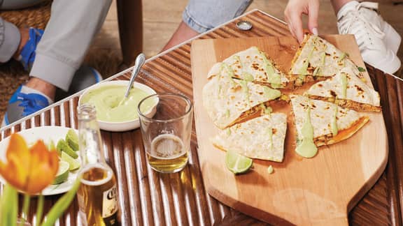 Dimanche midi : Quesa « Diaz » de poulet au chipotle, crème à l’avocat et à la lime