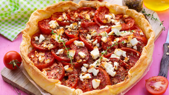 Tarte aux tomates confites, oignons caramélisés, feta et thym