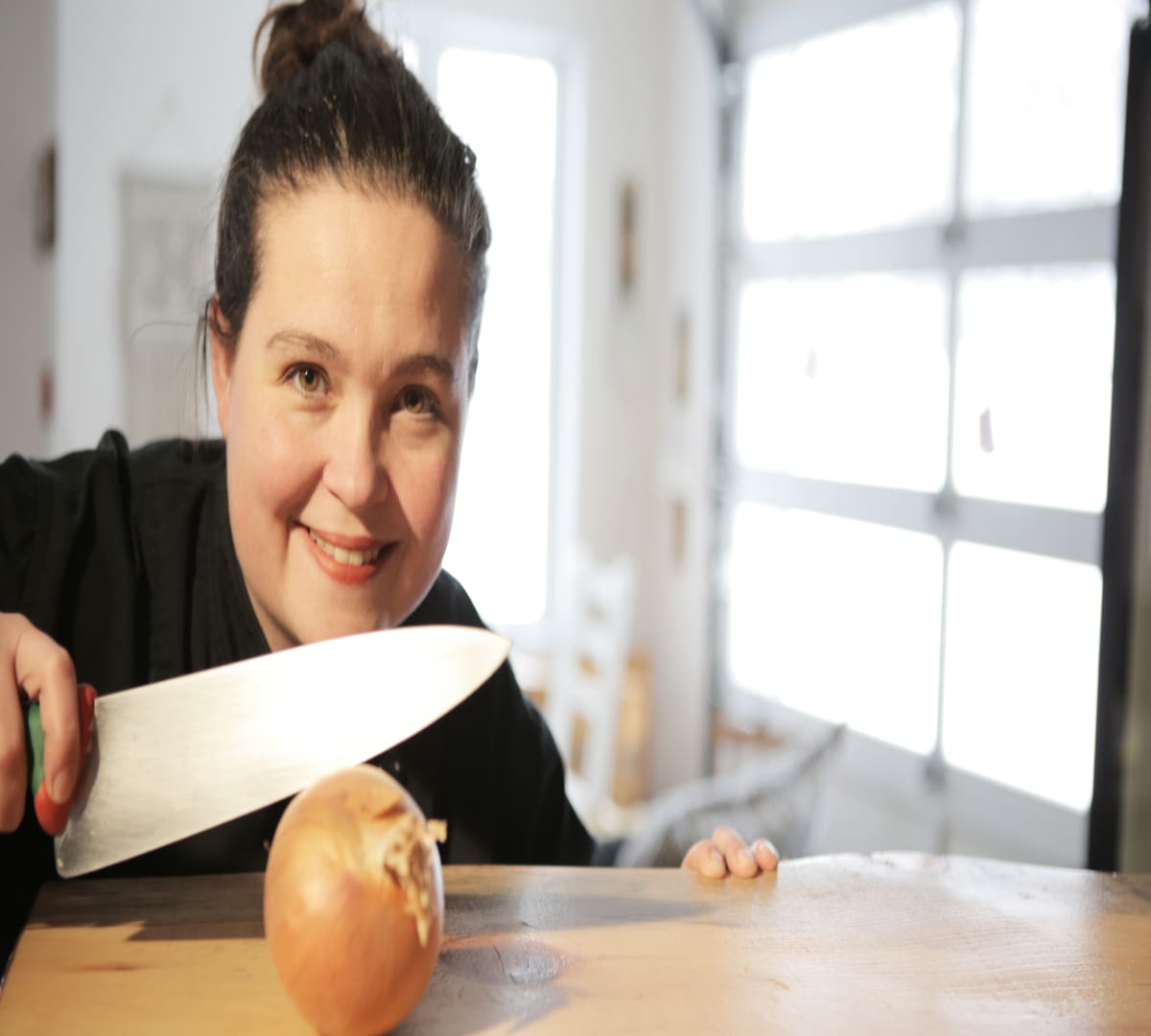 couper des oignons en pleurant