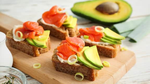 Croûtons au saumon fumé, chèvre et avocat