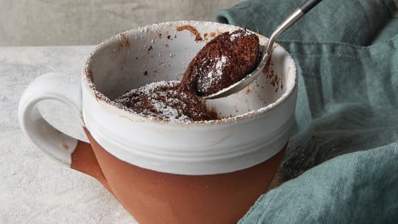 Gâteaux au chocolat et à la noisette dans des tasses