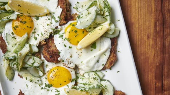 Schnitzel et œuf miroir, salade de concombre crémeuse