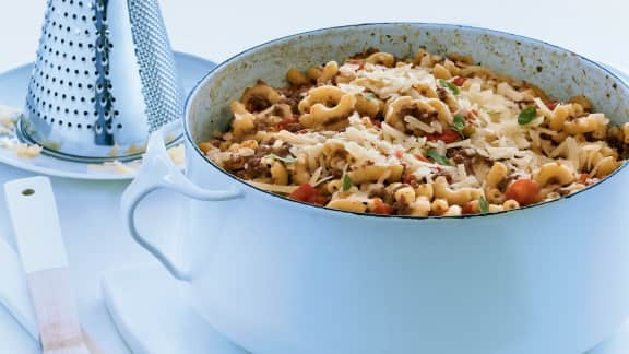 Macaroni à la viande et aux tomates en un chaudron