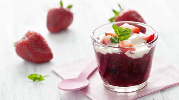 Verrine fraises-rhubarbe et crème de cassis