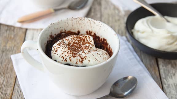 Gâteau au chocolat dans une tasse