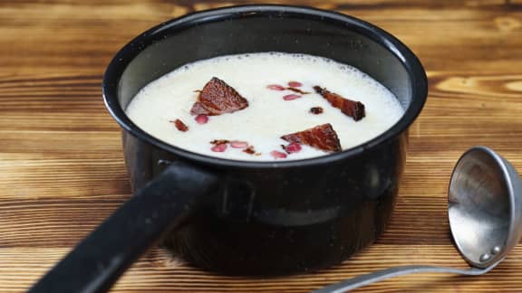 Crème de topinambours, bacon et pomme grenade