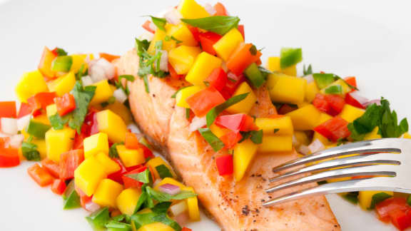 Saumon avec salsa pêche-avocat