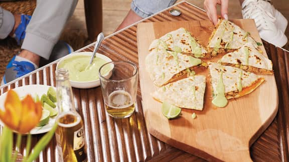 Quesa « Diaz » de poulet au chipotle, crème à l’avocat et à la lime