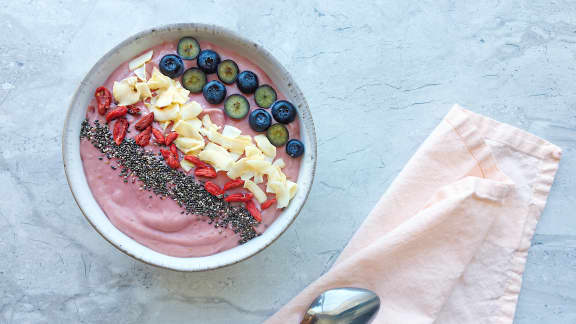 Samedi matin : Bol de smoothie aux framboises, à l'avocat et à l'ananas