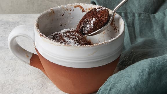 Gâteaux au chocolat et à la noisette dans des tasses