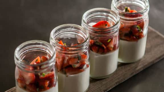 Yaourt de bufflonne au chocolat blanc, salade de fraises à l’estragon