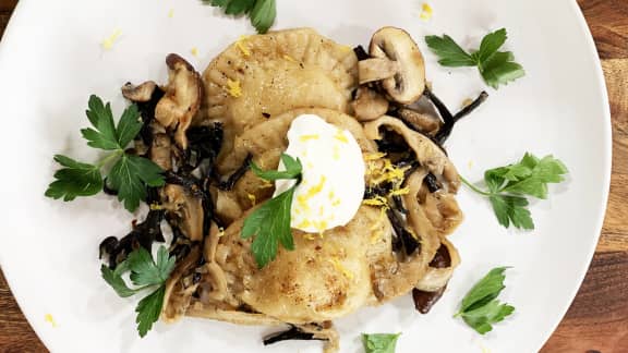 Pologne : Pierogi à la choucroute, poêlée de champignons et crème sûre assaisonnée