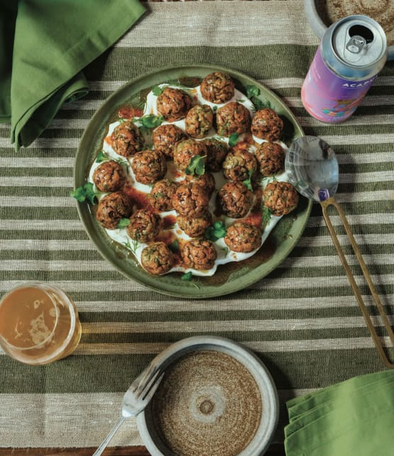 Boulettes de poulet aux herbes, yogourt citronné et huile épicée