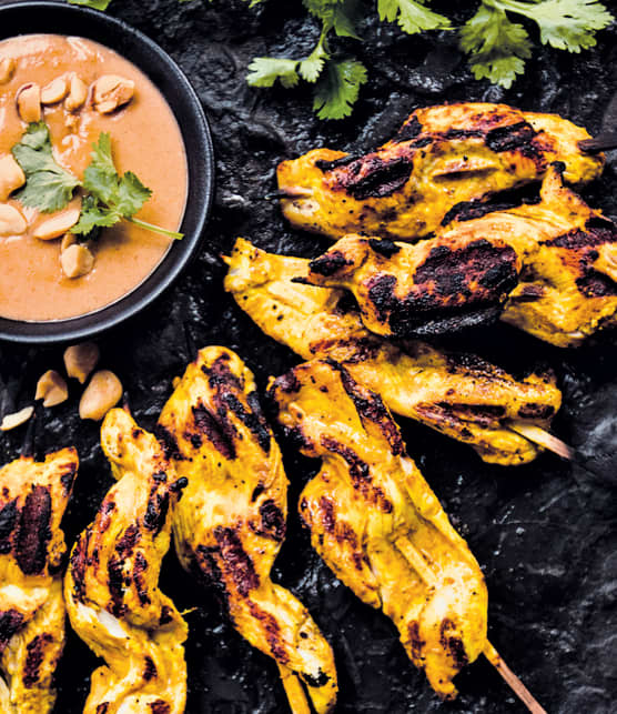 Satay de poulet au cari, sauce aux pinottes