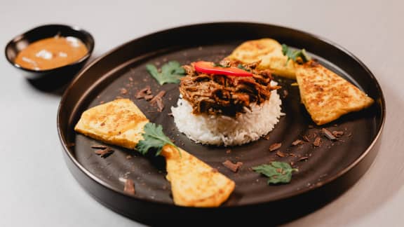 Poulet mole sur riz au jasmin