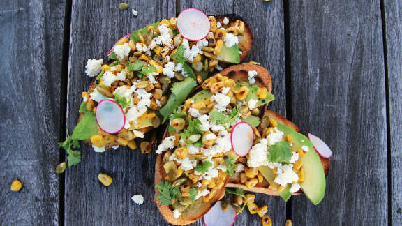 Toast à l’avocat, maïs grillé et Harissa