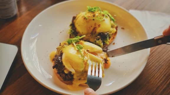 Oeufs bénédictine façon Philly steak