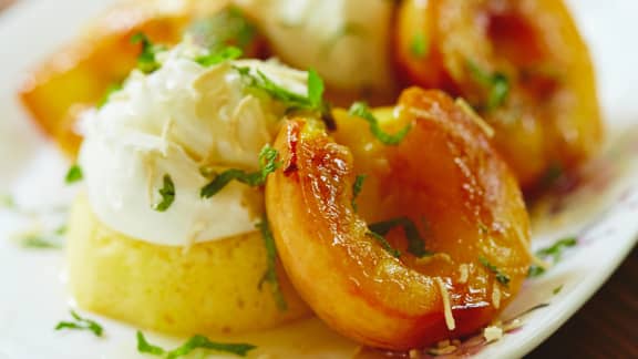 Pêches grillées au miel et crème fouettée à l’amande