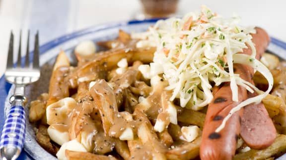 Poutine à la guédille avec sauce au poivre
