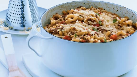 Mardi : Macaroni à la viande et aux tomates en un chaudron