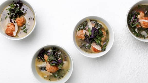 Soupe aux boulettes de poulet et au chou kale