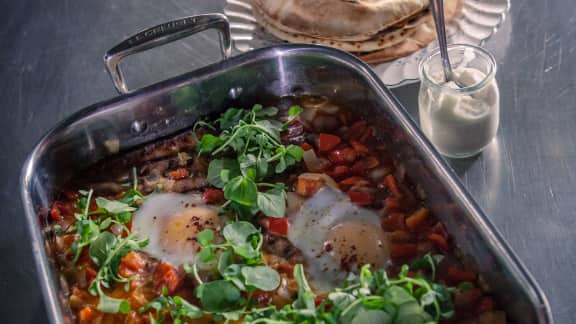 Menemen aux merguez, poivrons et œufs au plat