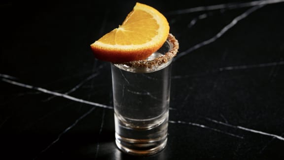 Shooter de mezcal, orange et sel de grillon