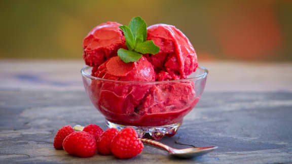 Sorbet framboises, mangues et basilic