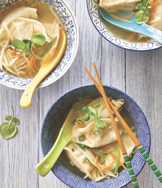 Soupe wonton aux légumes, bouillon au gingembre et au lait de coco