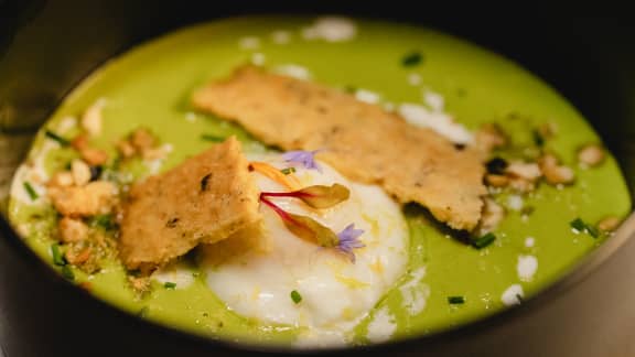 Velouté de pois verts, œuf poché, sablés au cèdre et noix de pin