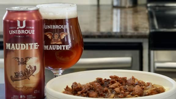 Chair de saucisse braisée à l’érable et à la bière Maudite
