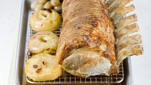 Longe de porc aux pommes, aux raisins et à l'érable