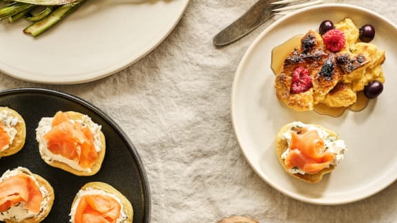 Pain doré et blinis au saumon fumé sur plaque à raclette