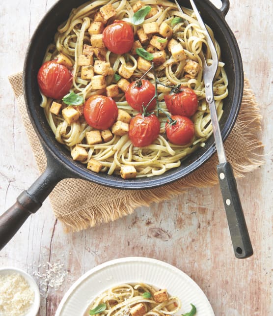 Linguines au pesto et au tofu, tomates rôties à l'ail