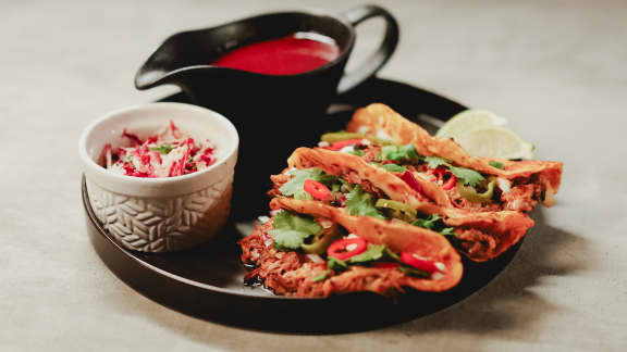 Tacos carnitas façon birria, crème à la lime et salade de radicchio