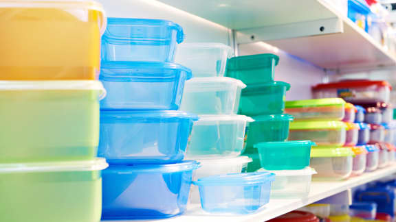 Voici pourquoi il ne faut pas réutiliser ces verres en plastique de festival