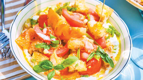 Salade de tomates, de maïs, de pois sucrés et de ricotta