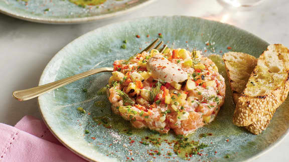 Tartare de saumon à la pêche et au maïs