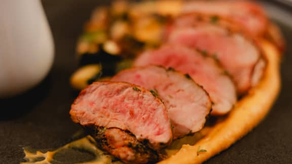 Jeudi : Filet de porc en croûte d’épices sur purée de patate douce, courgettes au citron et sauce aux pommes