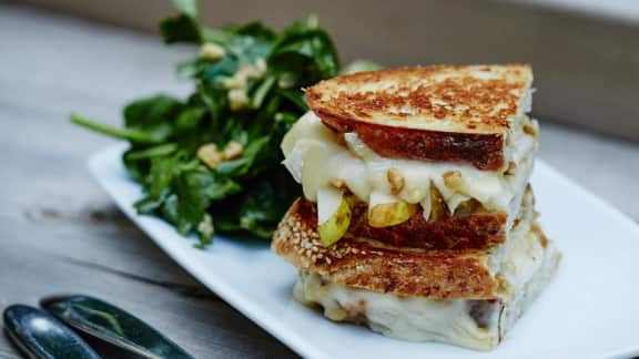 Grilled cheese au brie, poires et noix