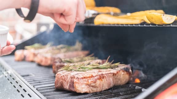 Manger du steak pendant les règles : une bonne idée ou une simple tendance ?