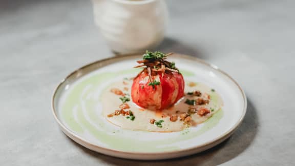 Queue de homard au beurre et à l’ail noir, purée de pommes de terre et sauce brune