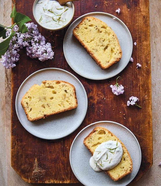 Quatre-quarts aux fleurs de lilas, yogourt au sapin baumier