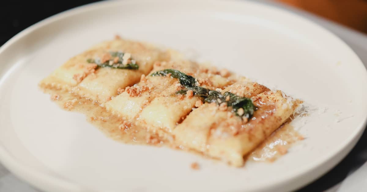 Raviolis doppio à la ricotta, fromage de chèvre et courge, beurre à la ...
