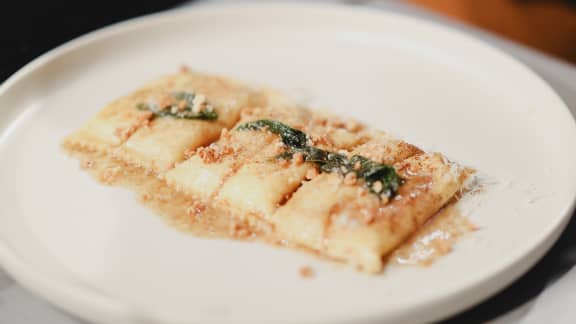 Raviolis doppio à la ricotta, fromage de chèvre et courge, beurre à la sauge et crumble d’amaretti