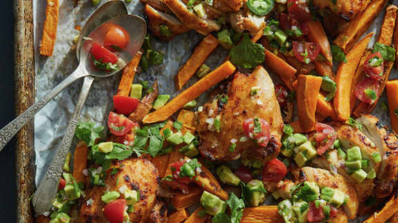 Plaque de poulet et patates douces, salsa d'avocat