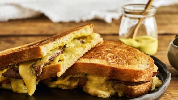Lundi : Grilled cheese au fromage à raclette