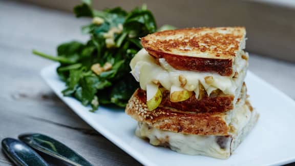 Mardi : Grilled cheese au brie, poires et noix