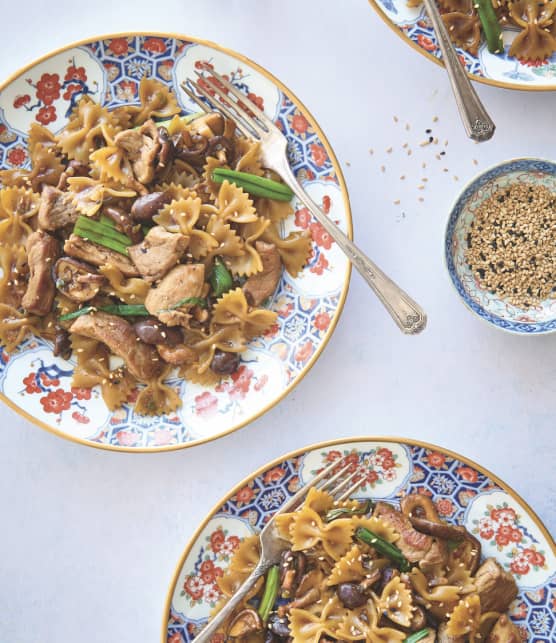 Farfalles au porc et aux champignons à l'asiatique